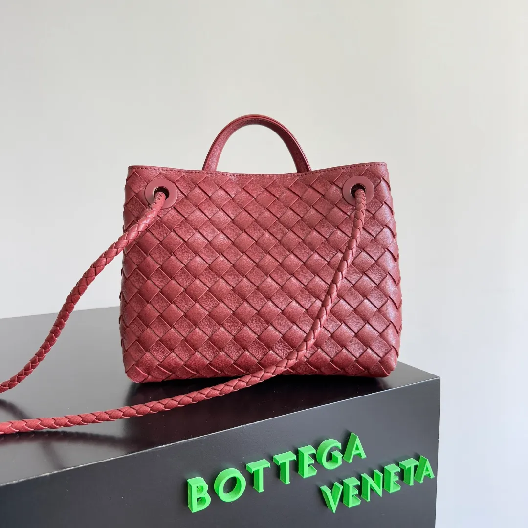 The 2023 new Andiamo batch of 1860 BV has been shipped‼ ️Really popular🔥The new Andiamo woven handbag launched by Bottega Veneta this season is really popular all over the world! ! Celebrities at home and abroad have worn it, and Oscar-winning actress Michelle Yeoh has taken it out on the street. Song Jia, Trai Yara, Yu Feihong, Sanji Ayaka, Rosie Hunting-Whiteley, Yoshioka Riho, etc. have all picked up this bag. It is classic and versatile, showing off its temperament, and the bag capacity is also large, which is very convenient for daily commuting! ! A variety of carrying methods, the shoulder straps can be adjusted by yourself, the original lambskin feels soft and delicate, and the unisex style breaks gender boundaries and brings a more practical and longer-lasting use experience. Andiamo, which has both elegant and casual styles, perfectly interprets the true appearance of "fashionable old money style". Style number: 743568 Size: 25*22*10.5cm
